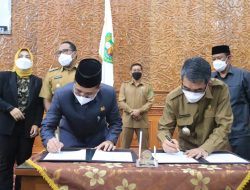 Bupati dan DPRD Kab. Kutai Timur Sahkan Raperda Inisiatif DPRD Tentang Penyelenggaraan Ketenagakerjaaan