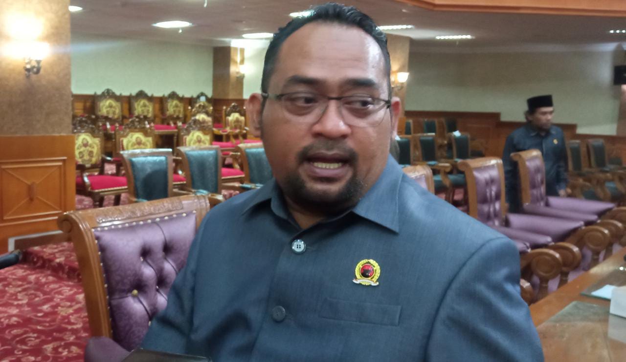 Anggota DPRD Kutim Faisal Rahman memberikan apresiasi kepada salah satu Srikandi DPR RI dari fraksi PDI Perjuangan, Ribka Ciptaning.