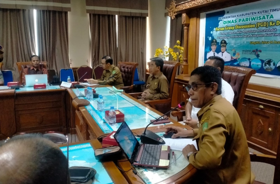 inas Pariwisata (Dispar) Kabupaten Kutai Timur menggelar Focus Group Discusion (FGD) yang berisi tentang laporan akhir penyusunan rencana induk pengembangan pariwisata