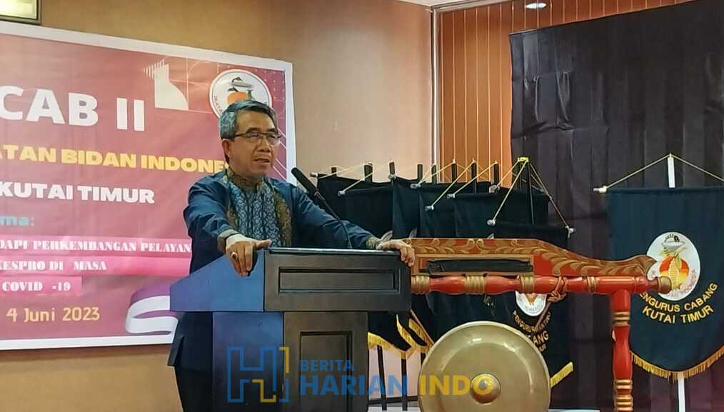 Ardiansyah bersama Ikatan Bidan Indonesia (IBI) Kabupaten Kutai Timur (Kutim) usai buka kegiatan Rapat Kerja Cabang (Rakercab) ke-2 di Hotel Royal Victoria, Sangatta Utara, Sabtu (3/6/2023).