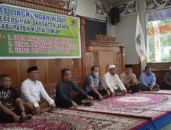 Petugas UPT Kebersihan Berdedikasi Selama Bulan Ramadhan Terima Sertifikat Penghargaan Dari Pemkab Kutim