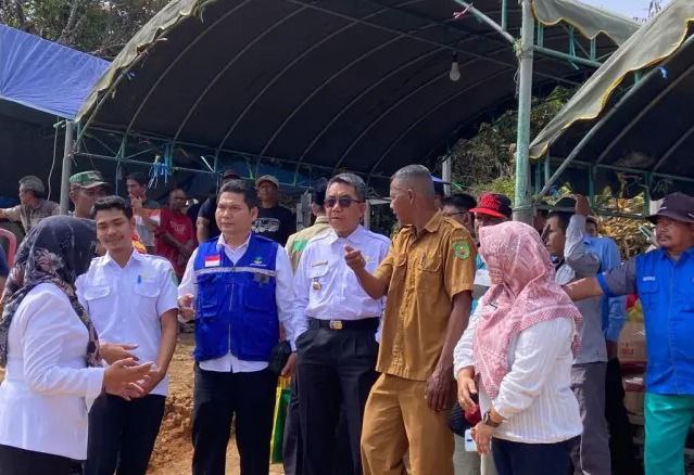 Bupati Kutim Ardiansyah Sulaiman yang didampingi oleh Kepala Dinas Sosial (Dinsos) beserta beberapa perwakilan OPD menyerahkan bantuan secara langsung di RT.01 dan RT. 02 Desa Muara Pantun.