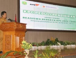 PT KPC Serahkan Bantuan Beasiswa Kepada Siswa, mahasiswa hingga guru