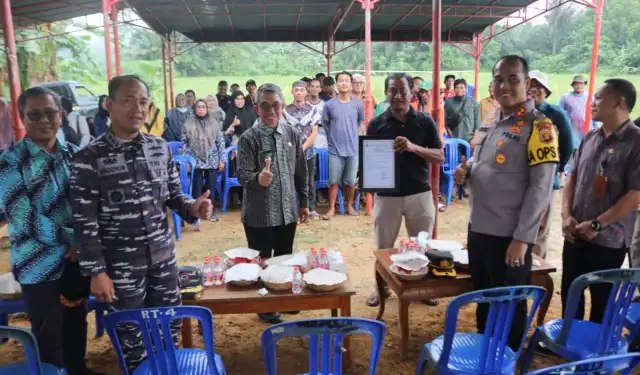Bupati Kutim Ardiansyah Sulaiman menghadiri panen raya semangka Kelompok Tani (Poktan) Pelangi Kutim Sejahtera di area Kabo Jaya, Desa Swarga Bara, Sangatta Utara