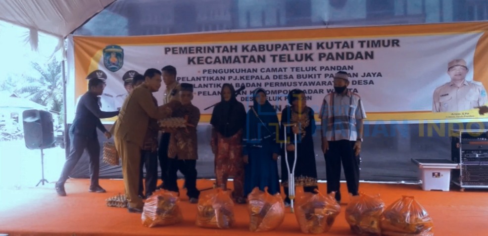 penyerahan bantuan sembako kepada lansia kecamatan teluk pandan