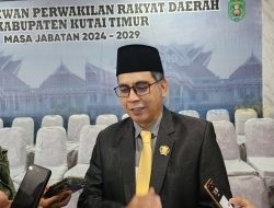 Karangan Bunga Kritik Tajam, Pimpinan DPRD Kutim Tanggapi Santai